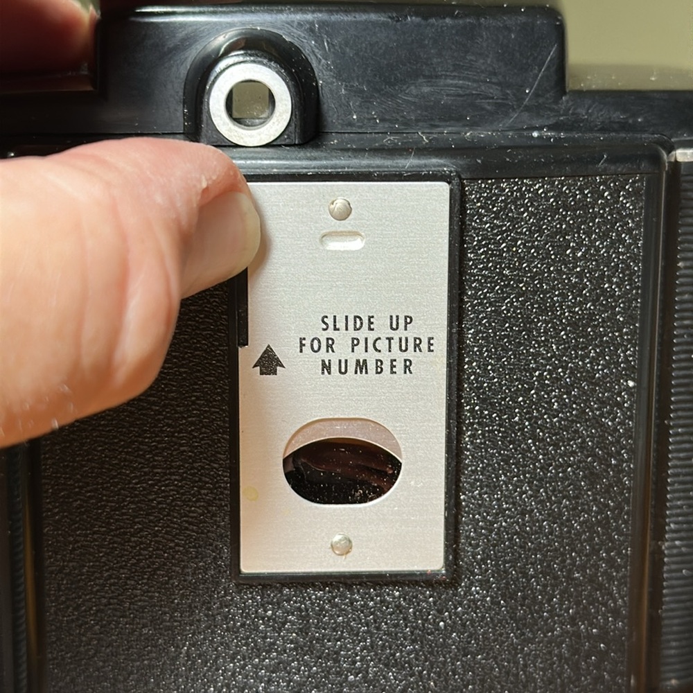 KODAK Brownie Twin 20 with Flash - Picture 15 of 16